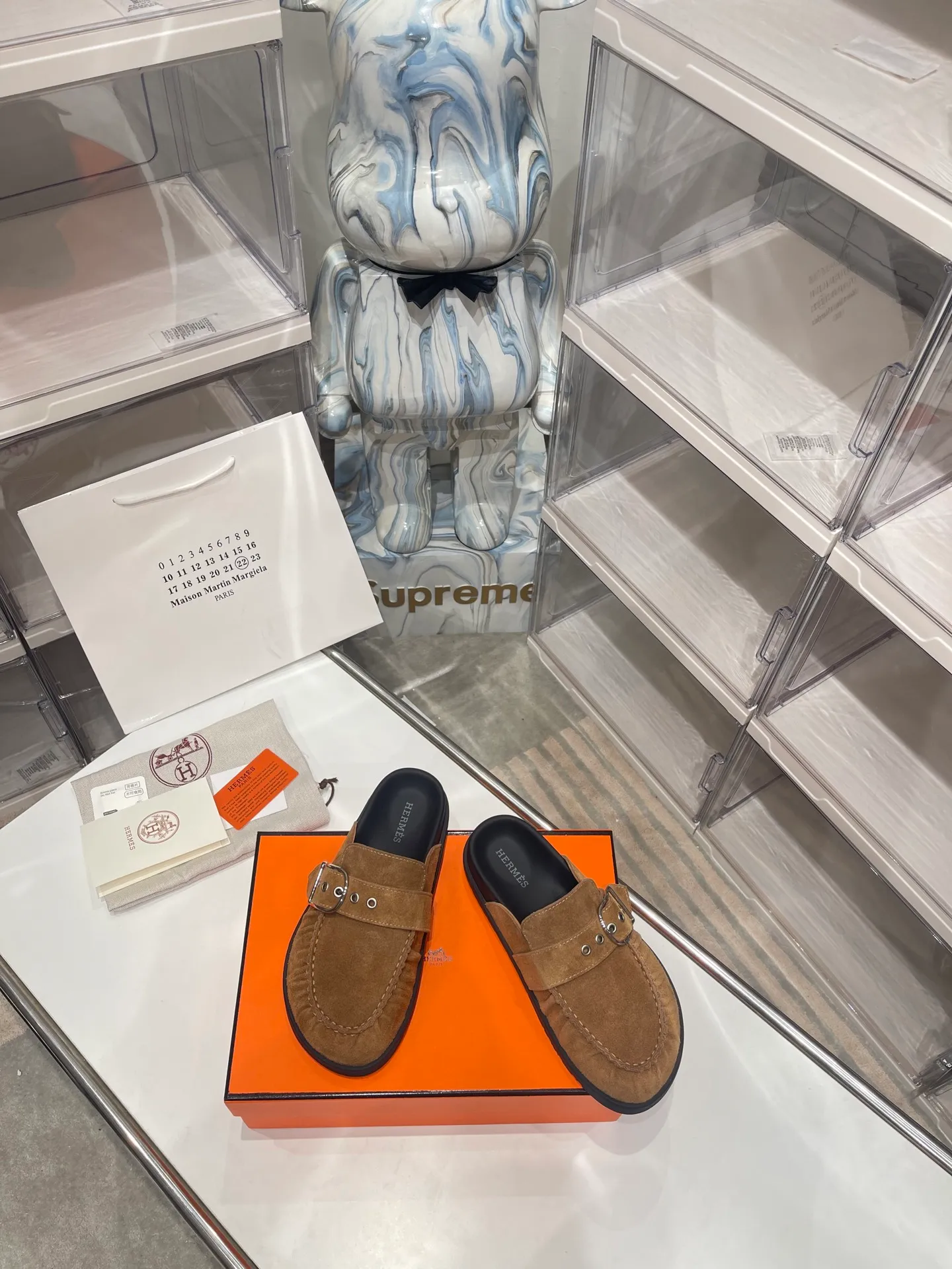 [H Family Hermès] P: 540💰 Size: Male 39-44 (45 46 customized) Female 35-40 (41 42 customized) HERMES Hermès latest kelly buckle couple style Birkenstock slippers, classic family language design! It looks good no matter how you match it! Casual and high-end feeling, the comfort is also great, paired with a variety of colorful socks, it gives a trendy and high-end feel ●Upper: imported cow suede ●Inner: imported sheepskin ●Foot pads: imported mixed sheepskin ●Outsole: Tpu non-slip and wear-resistant outsole
